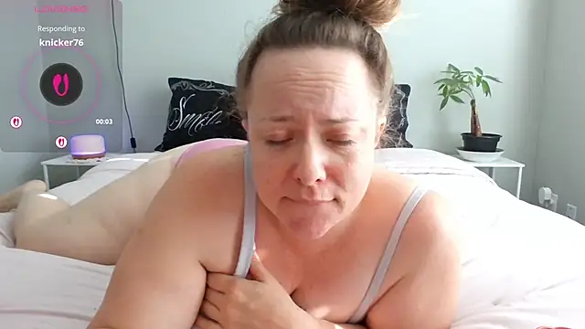 Snapshot of julimonroe chatting on 03.12.26 julimonroe online show from 03.12.26