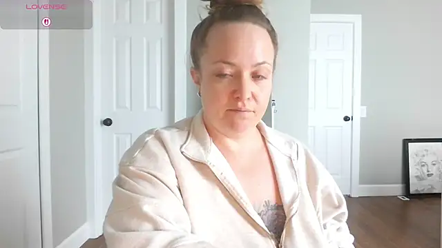 Snapshot of julimonroe chatting on 03.15.26 julimonroe online show from 03.15.26