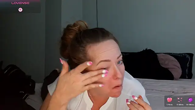 Snapshot of julimonroe chatting on 03.19.26 julimonroe online show from 03.19.26