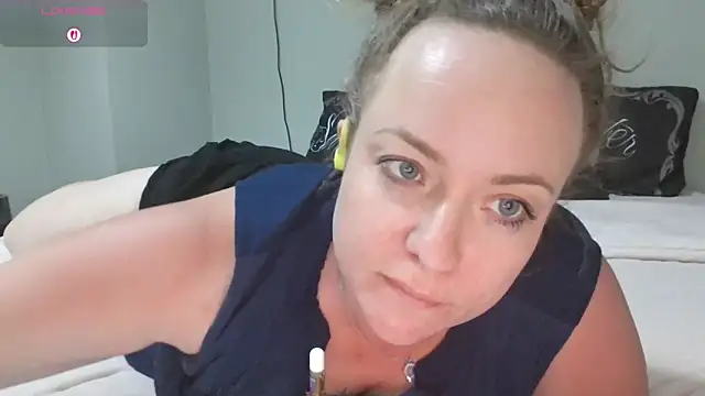 Snapshot of julimonroe chatting on 03.21.26 julimonroe online show from 03.21.26