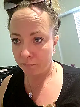 Snapshot of julimonroe chatting on 03.22.26 julimonroe online show from 03.22.26