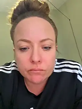 Snapshot of julimonroe chatting on 03.22.26 julimonroe online show from 03.22.26