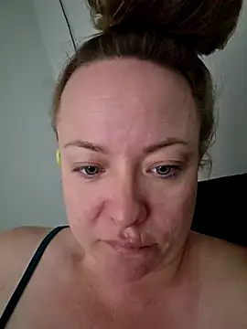 Snapshot of julimonroe chatting on 03.27.26 julimonroe online show from 03.27.26