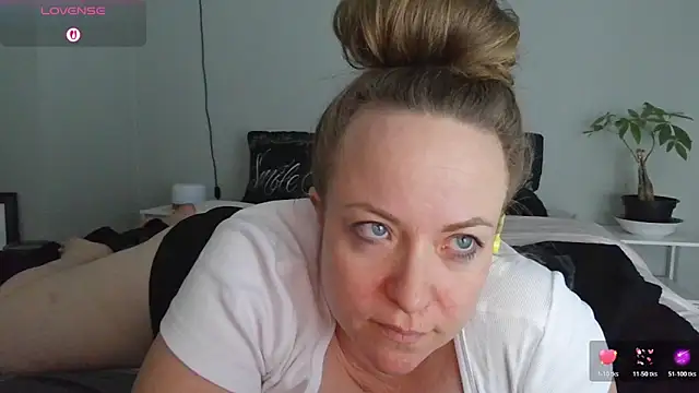 Snapshot of julimonroe chatting on 04.01.26 julimonroe online show from 04.01.26