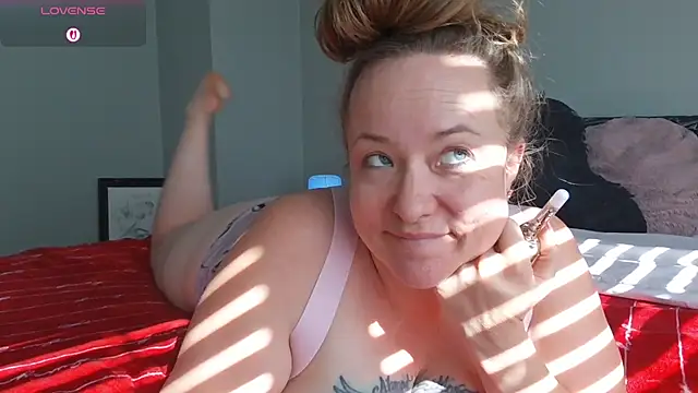 Snapshot of julimonroe chatting on 04.02.26 julimonroe online show from 04.02.26