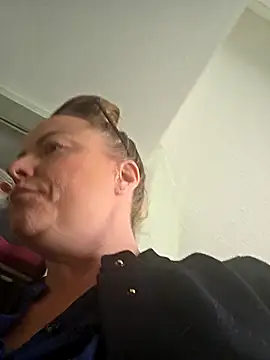 Snapshot of julimonroe chatting on 04.03.26 julimonroe online show from 04.03.26