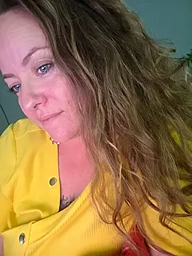 Snapshot of julimonroe chatting on 04.06.26 julimonroe online show from 04.06.26