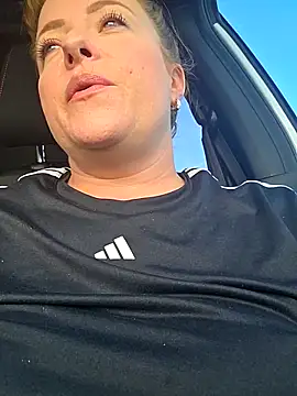 Snapshot of julimonroe chatting on 04.06.26 julimonroe online show from 04.06.26