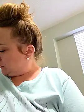 Snapshot of julimonroe chatting on 04.10.26 julimonroe online show from 04.10.26