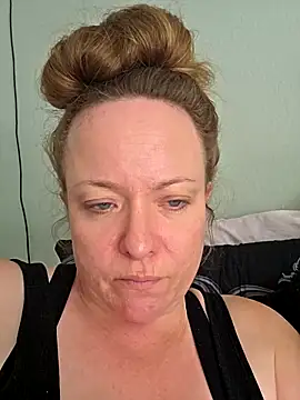 Snapshot of julimonroe chatting on 04.11.26 julimonroe online show from 04.11.26