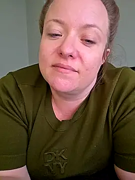 Snapshot of julimonroe chatting on 04.15.26 julimonroe online show from 04.15.26