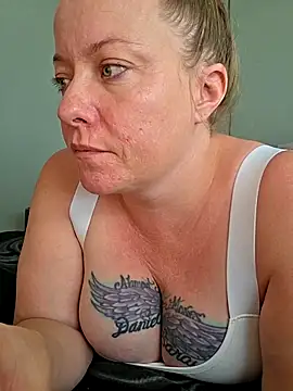 Snapshot of julimonroe chatting on 04.15.26 julimonroe online show from 04.15.26