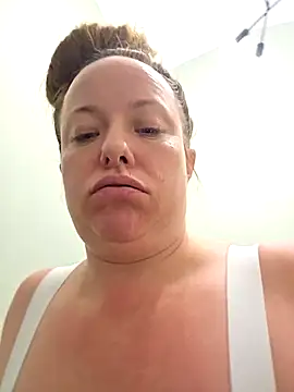 Snapshot of julimonroe chatting on 04.15.26 julimonroe online show from 04.15.26