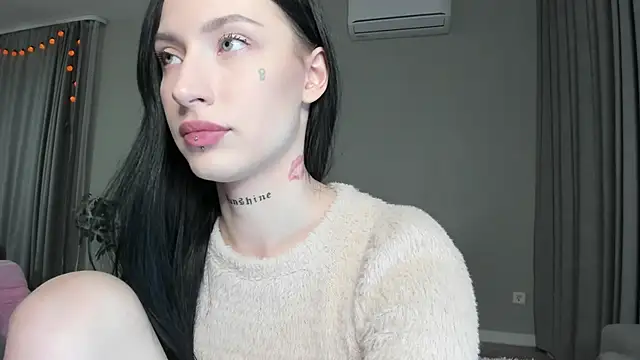 JenniferQueen11 online show from 10.28.25