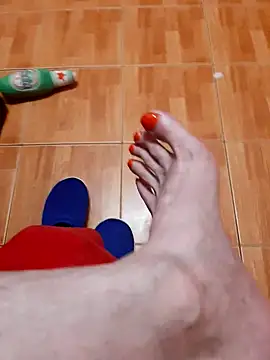 Snapshot of feet_toes chatting on 10.14.25 feet toes online show from 10.14.25