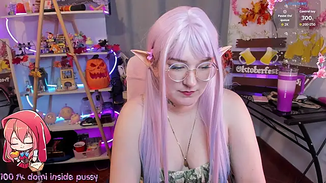 Snapshot of HunnyyLove chatting on 10.10.25 HunnyyLove online show from 10.10.25