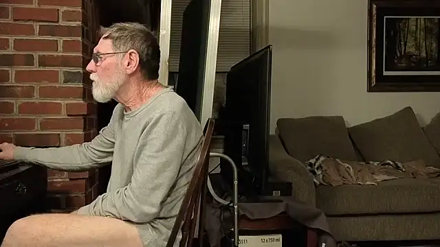 Snapshot of CDforU chatting on 12.18.25 CDforU online show from 12.18.25