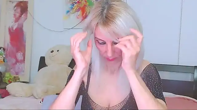 HoneyLara online show from 04.22.26