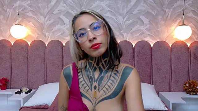 Snapshot of NicoleBlum chatting on 01.27.25 NicoleBlum online show from 01.27.25