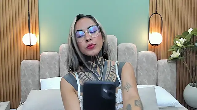 Snapshot of NicoleBlum chatting on 03.07.25 NicoleBlum online show from 03.07.25