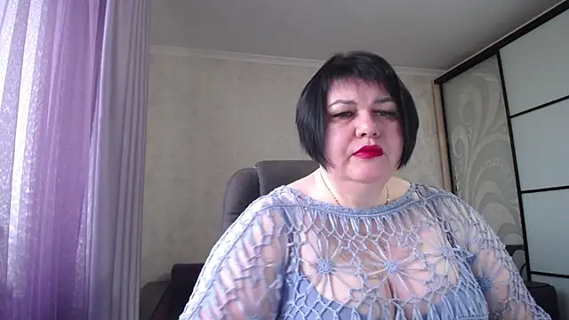 Snapshot of JuicyLady_Di chatting on 03.04.25 JuicyLady Di online show from 03.04.25