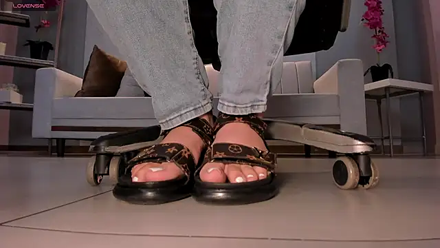 Snapshot of MartinnaBonnet chatting on 02.28.25 MartinnaBonnet online show from 02.28.25