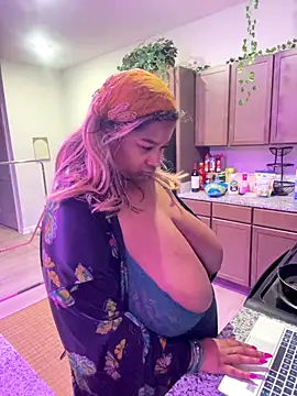 BigFineSelena online show from 12.23.25