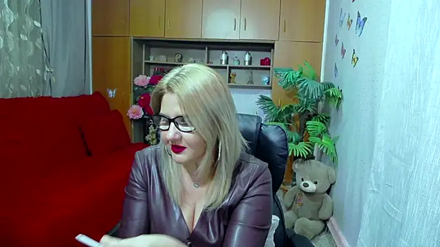 Snapshot of LucilleFenlys chatting on 12.21.24 LucilleFenlys online show from 12.21.24