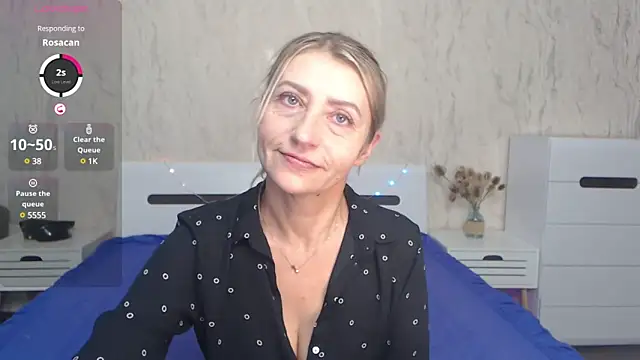 Snapshot of ZoeGrant chatting on 02.08.25 ZoeGrant online show from 02.08.25