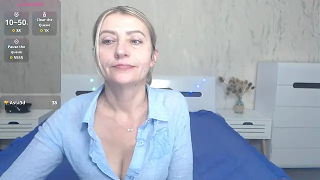 Snapshot of ZoeGrant chatting on 02.13.25 ZoeGrant online show from 02.13.25