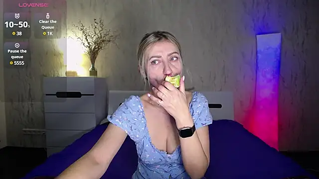 Snapshot of ZoeGrant chatting on 03.04.25 ZoeGrant online show from 03.04.25