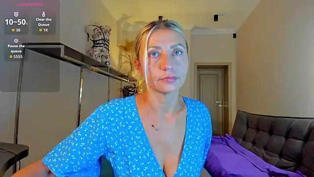 Snapshot of ZoeGrant chatting on 09.15.25 ZoeGrant online show from 09.15.25