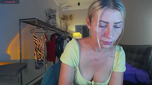 Snapshot of ZoeGrant chatting on 09.25.25 ZoeGrant online show from 09.25.25