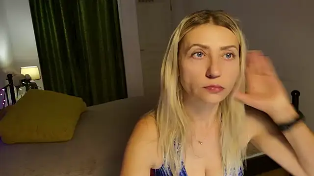 Snapshot of ZoeGrant chatting on 11.12.25 ZoeGrant online show from 11.12.25