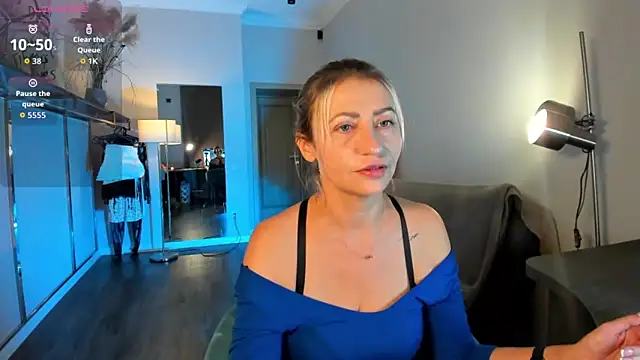 Snapshot of ZoeGrant chatting on 11.23.25 ZoeGrant online show from 11.23.25