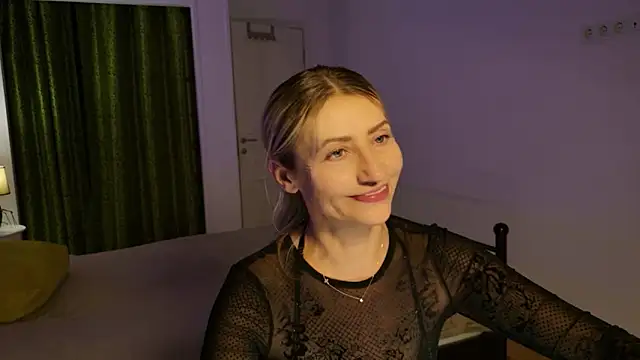 Snapshot of ZoeGrant chatting on 11.25.25 ZoeGrant online show from 11.25.25