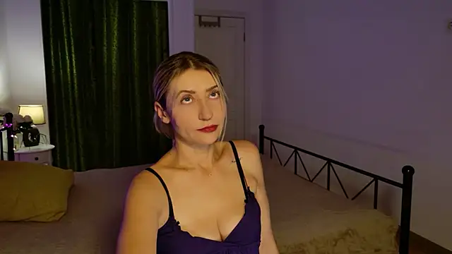 Snapshot of ZoeGrant chatting on 11.26.25 ZoeGrant online show from 11.26.25