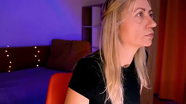 Snapshot of ZoeGrant chatting on 12.18.25 ZoeGrant online show from 12.18.25