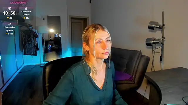 Snapshot of ZoeGrant chatting on 02.17.26 ZoeGrant online show from 02.17.26