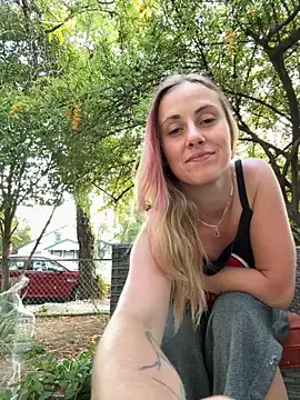 Snapshot of ClumsyLink chatting on 09.27.25 ClumsyLink online show from 09.27.25