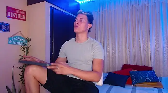 Snapshot of DavidNeill chatting on 03.17.25 DavidNeill online show from 03.17.25