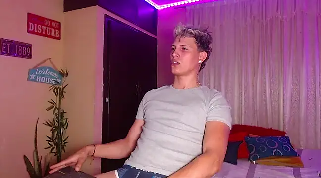 Snapshot of DavidNeill chatting on 03.17.25 DavidNeill online show from 03.17.25