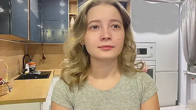 Snapshot of CharmingSarah chatting on 09.27.25 CharmingSarah online show from 09.27.25