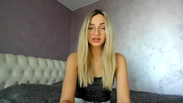 Snapshot of _DarkRose_ chatting on 03.08.25 DarkRose online show from 03.08.25