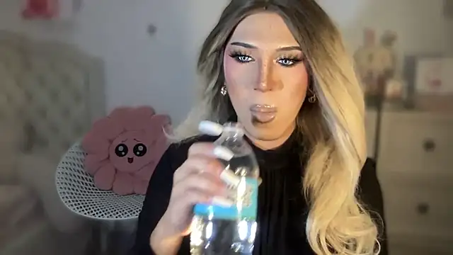 Snapshot of Ts_glamxxxx chatting on 10.04.25 Ts glamxxxx online show from 10.04.25