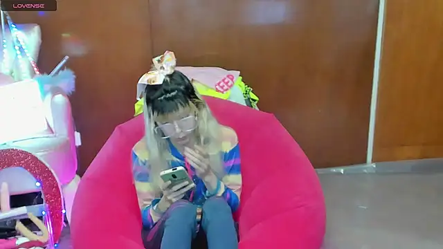 Skinygirl online show from 04.04.26