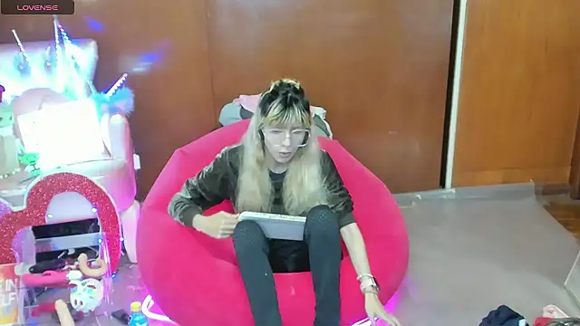 Skinygirl online show from 04.15.26