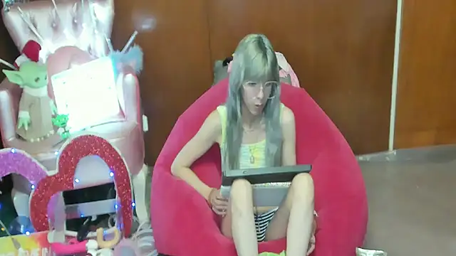 Skinygirl online show from 05.04.26