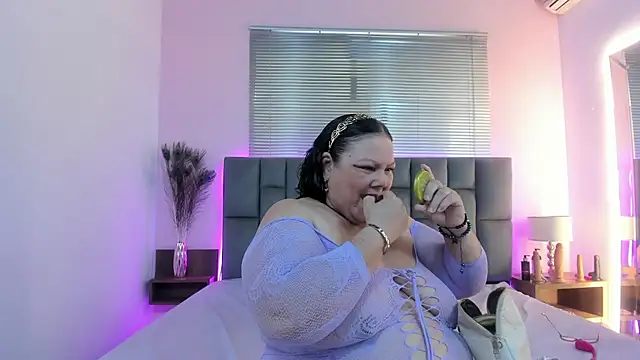 Snapshot of mommy_cute chatting on 05.27.26 mommy cute online show from 05.27.26
