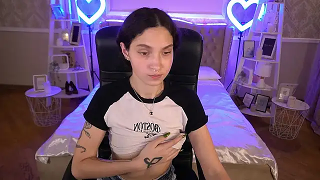 Snapshot of BabyFlowerr chatting on 01.09.25 BabyFlowerr online show from 01.09.25